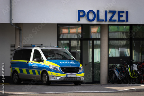 Polizeiwache mit Streifenwagen