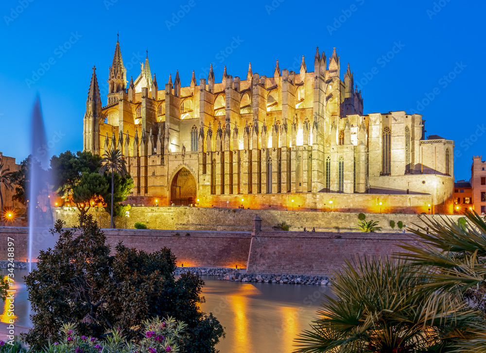 Naklejka premium Cathedral of Santa Maria of Palma (La Seu) at night, Palma de Mallorca, Spain