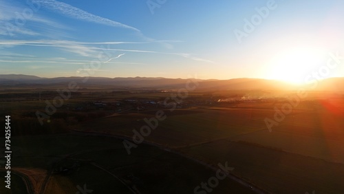 Piękny zachód słońca nad górami, widok z lotu ptaka. © Stanisław Błachowicz