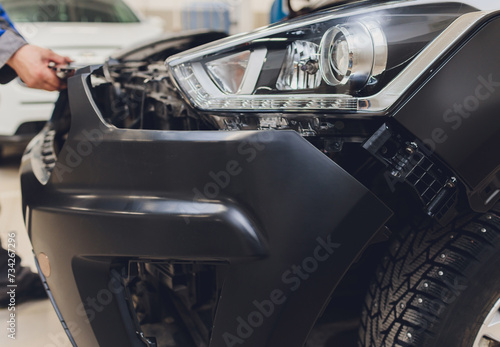 Quadro su tela auto mechanic repair car body bumper replacement.
