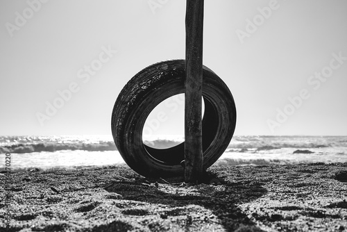 Rueda abandonada en la orilla de la playa
