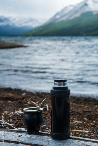 Preparando el mate frente al lago patagonico