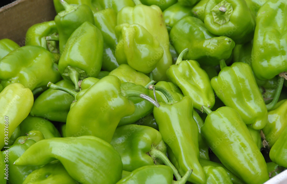 Pimientos verdes en una caja Pimientos verdes en una caja