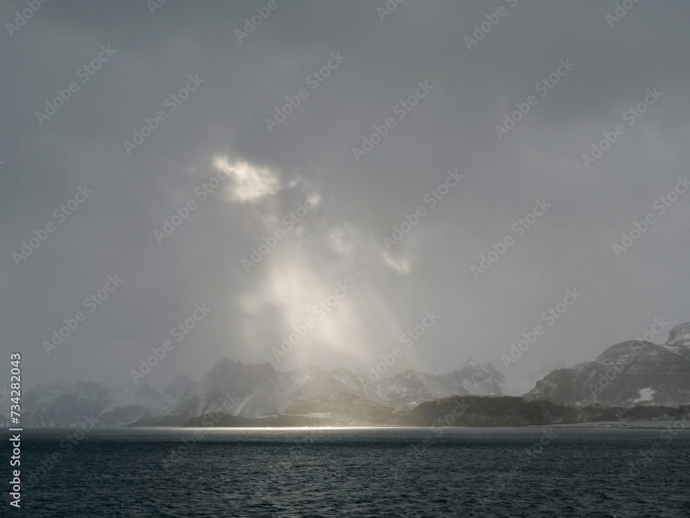Nordküste von Südgeorgien zwischen Sunset-Fjord und Sea-Leopard-Fjord bei stürmischem Wetter mit leichtem Schneetreiben und etwas Sonne