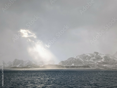 Nordküste von Südgeorgien zwischen Sunset-Fjord und Sea-Leopard-Fjord bei stürmischem Wetter mit leichtem Schneetreiben und etwas Sonne