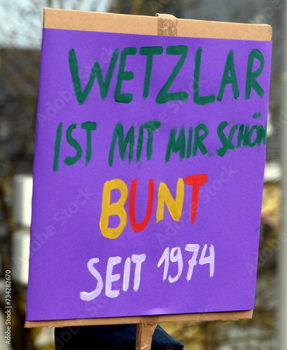 Lila Pappschild: "Wetzlar ist mit mir schön bunt seit 1974"