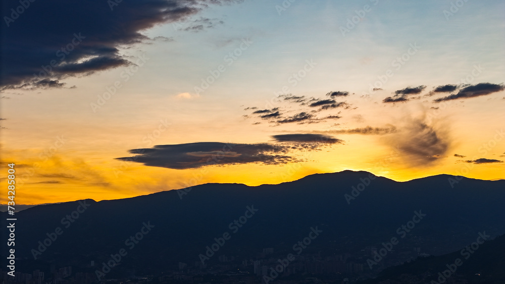 Foto aérea sobre un atardecer maravilloso en la ciudad de Medellín