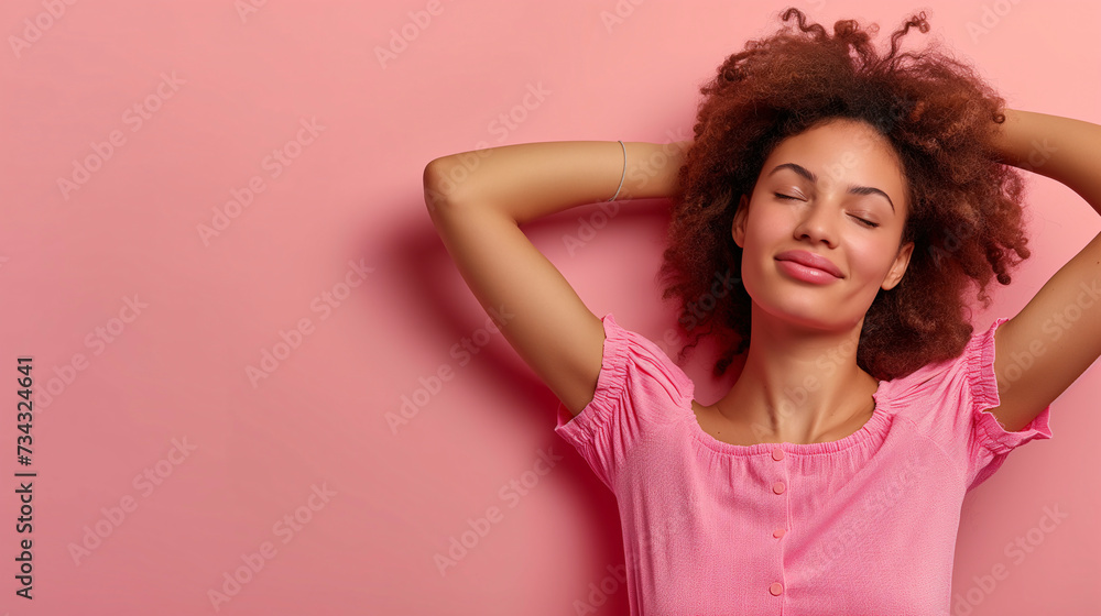 Retrato de mujer jove vestida de color rosa posando sobre un fondo liso de color rosa.  - obrazy, fototapety, plakaty 