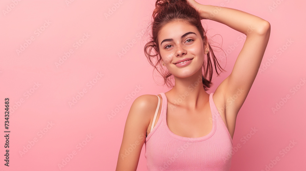 Retrato de mujer jove vestida de color rosa posando sobre un fondo liso de color rosa. Retrato de mujer jove vestida de color rosa posando sobre un fondo liso de color rosa.