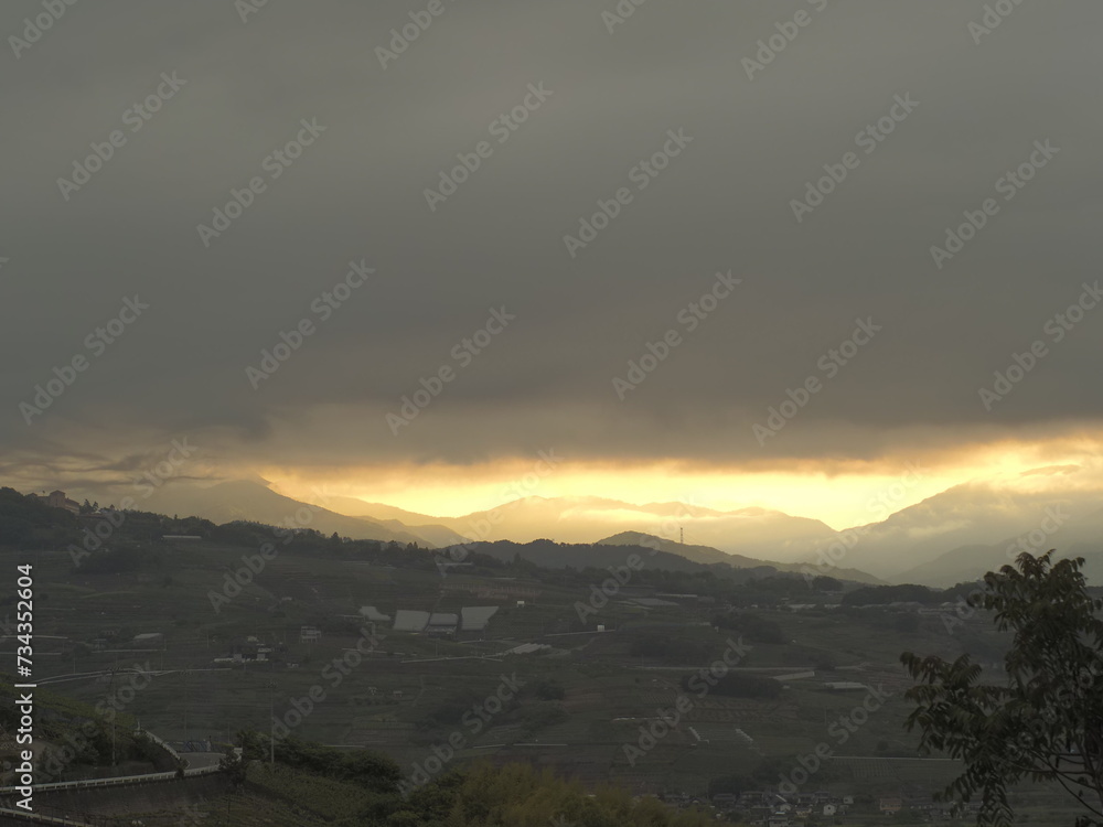 Obraz premium 重い雲の下から覗く朝の光