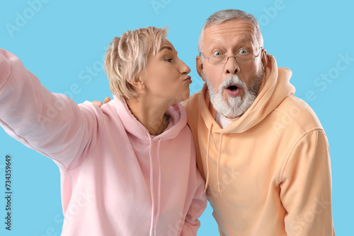 Mature couple in hoodies ta...