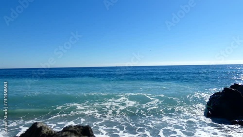 Playa tropical con azul zafiro con colores vivos y niveles de profundidad delimitados - paraíso vacacional photo