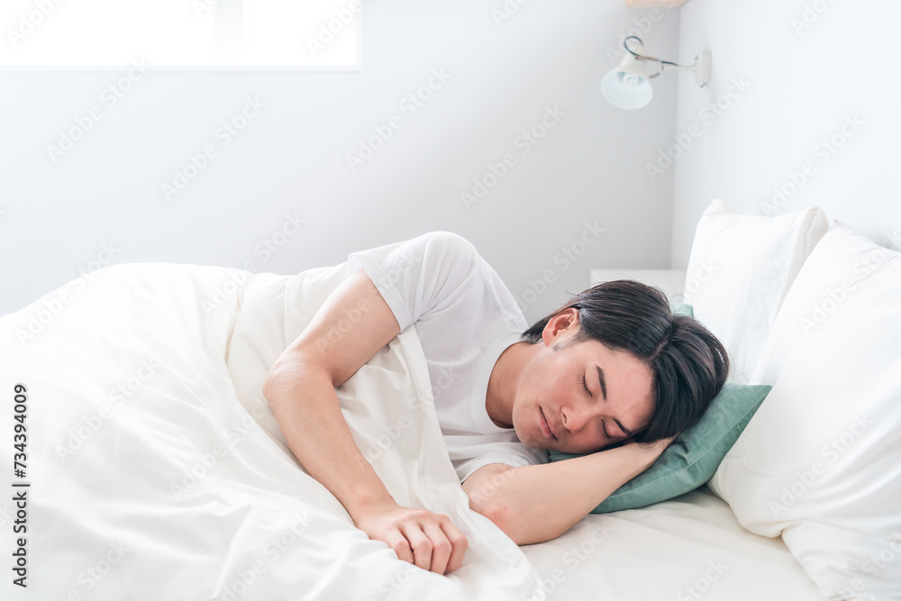 寝室で良質な睡眠・熟睡・快眠する男性(睡眠・眠る・昼寝)
寝室で良質な睡眠・熟睡・快眠する男性(睡眠・眠る・昼寝)
