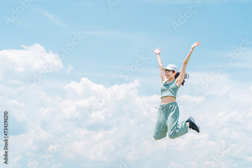 ジャンプ・有酸素運動・スポーツ・運動・筋トレするスポーツウェアを着た日本人女性 