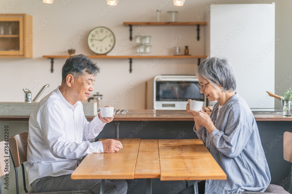 お茶・コーヒーの匂いを嗅ぐアジア人高齢者夫婦(香り・味覚)
お茶・コーヒーの匂いを嗅ぐアジア人高齢者夫婦(香り・味覚)