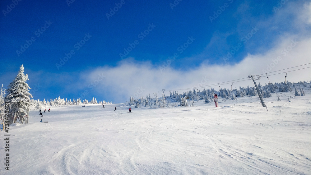 Zima na stoku narciarskim