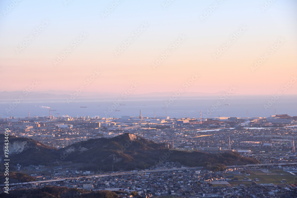 兵庫県・高砂市高御座山の山頂から冬の午後、霞の風景