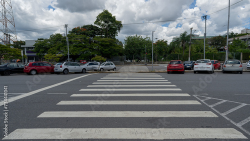 Carros estacionados em frente faculdade universidade em cidade brasileira photo