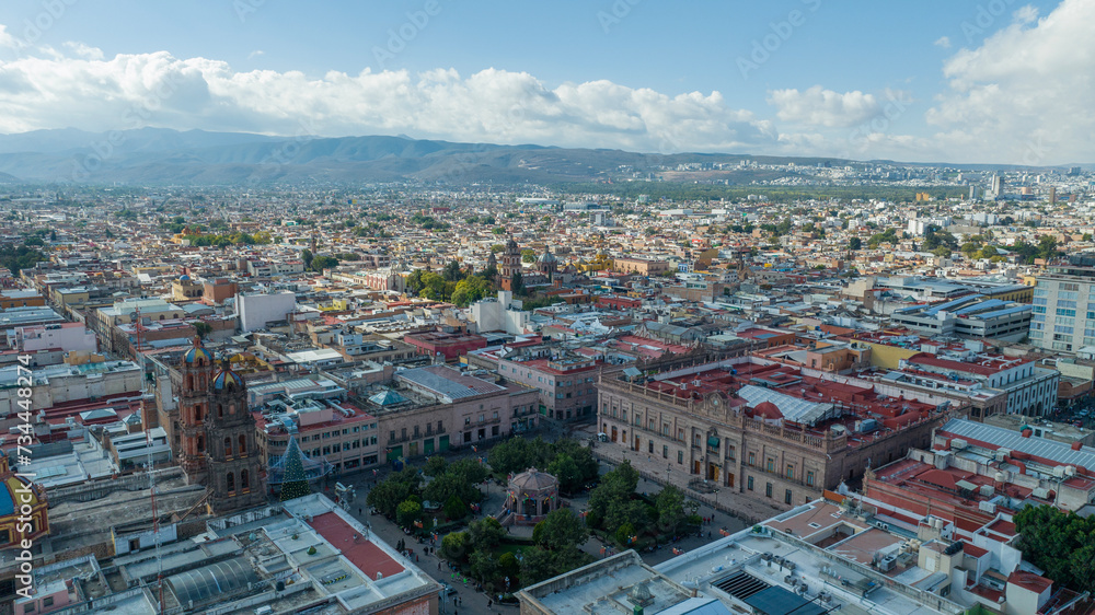 Fototapeta premium Vista aérea del Centro Histórico de San Luis Potosí, México con paisaje de la ciudad al fondo