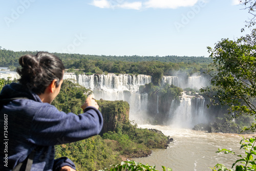 Obraz na płótnie tourist indicating the falls w salonie