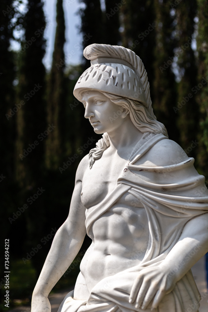 Escultura de marmol blanco con influencias romanas o griegas de guerreros o protectores.