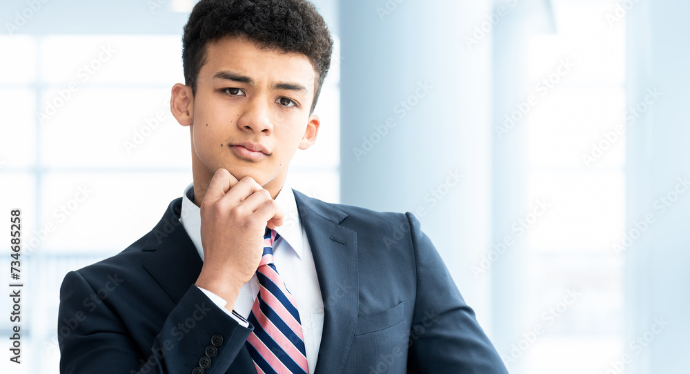 困った表情の若い外国人男性ビジネスマン