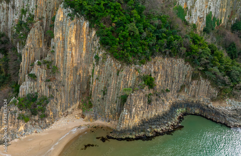 Φωτογραφία Lava columns formed 80 million years ago as a result of the cooling and crystallization of lava flowing from volcanoes on the Güzelcehisar coast of Bartın