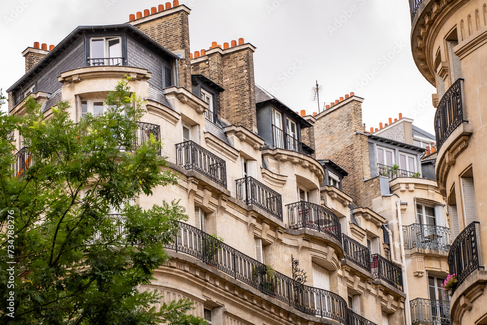 Derniers étages et cheminées d'un bâtiment haussmannien parisien