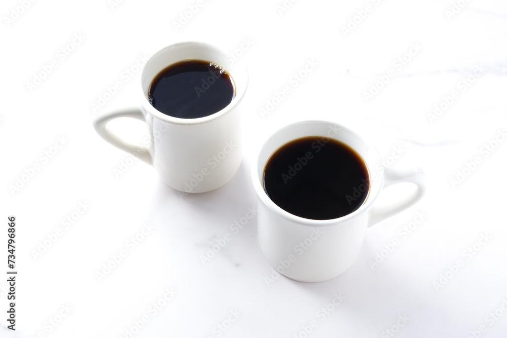 淹れたてのコーヒーが入ったふたつのマグカップ
淹れたてのコーヒーが入ったふたつのマグカップ