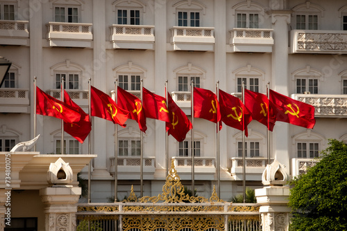 Drapeaux communistes devant un bâtiment gouvernemental