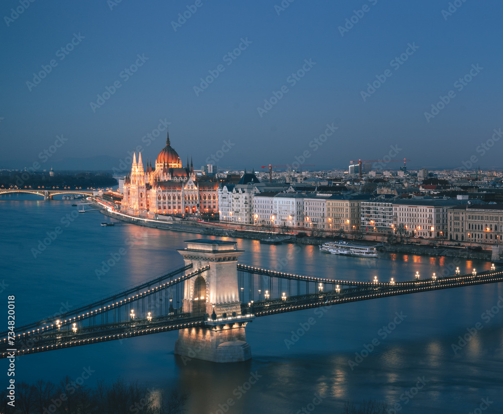 Obraz premium Amazing Chain Bridge in sunset