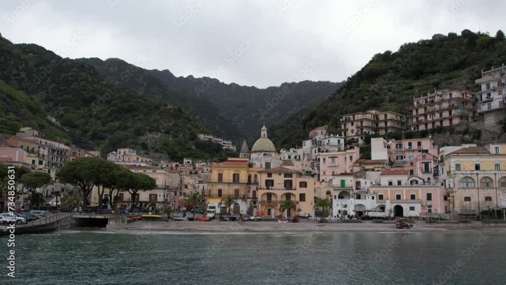 drone:vista su Cetara, Amalfi Coast. Salerno, Campania, Italia. Vista su spiaggia e borgo. drone:vista su Cetara, Amalfi Coast. Salerno, Campania, Italia. Vista su spiaggia e borgo.
