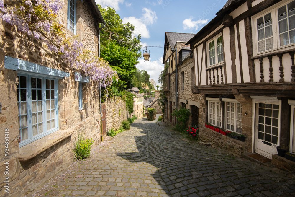 vieille rue pavée dans le centre historique de Dinan en Bretagne, la rue du Jerzual, vue horizontale en été