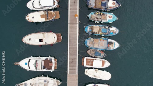 drone, vista dall'alto di piccole barche da pesca in porto. photo