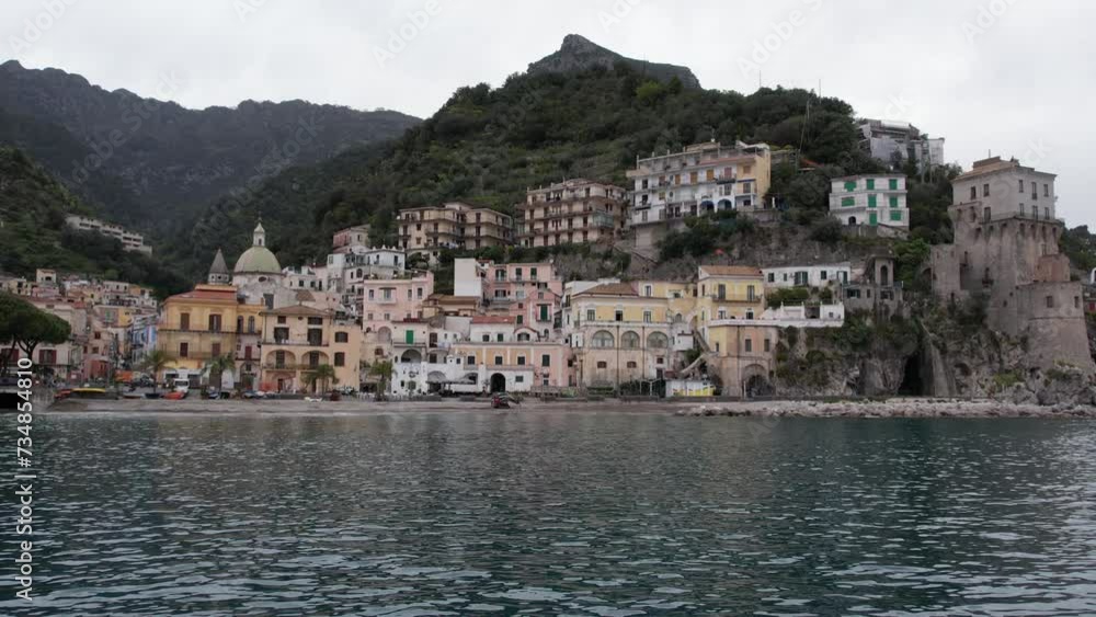 drone:vista su Cetara, Amalfi Coast. Salerno, Campania, Italia. Vista su spiaggia e borgo. drone:vista su Cetara, Amalfi Coast. Salerno, Campania, Italia. Vista su spiaggia e borgo.