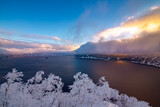 湖畔の木々が霧氷を纏った山間の湖の冬の朝。日本の北海道の観光名所の摩周湖。美しく芸術的な冬の自然。