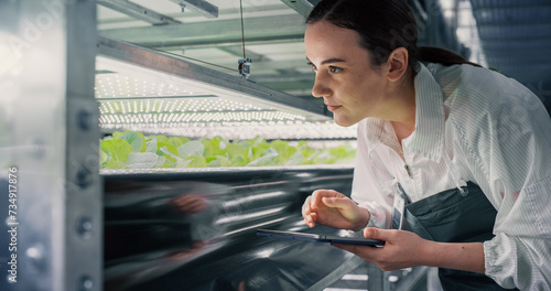 Foto Female Biology Scientist Closely Inspecting and Analyzing Young Growing Crops