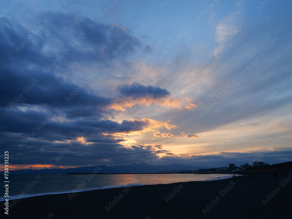 Fototapeta premium 日本、冬、神奈川県、茅ヶ崎海岸から見る夕暮れ