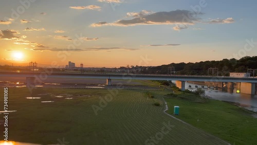 丸子橋から見える夕焼けと電車が走る橋