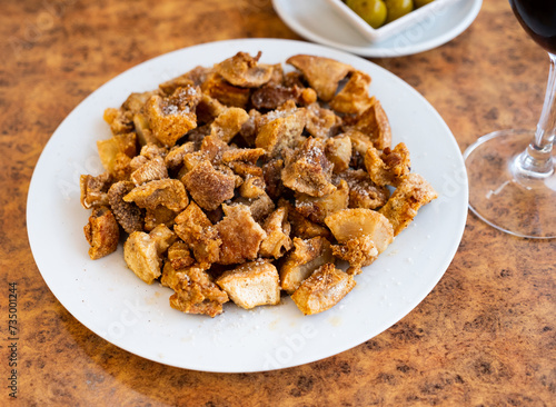 Pork cracklings as main course or with olives as appetizer with wine