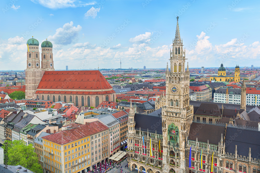 Fototapeta premium Munich skyline with Marienplatz town hall