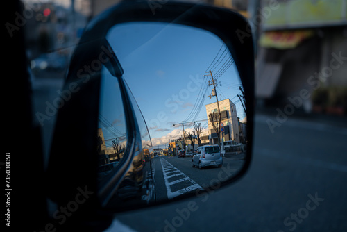 サイドミラーに映る風景