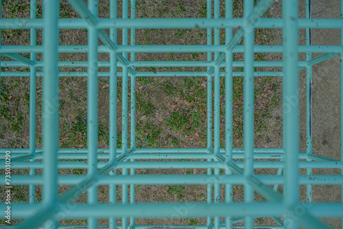 ジャングルジムの上から撮った地面