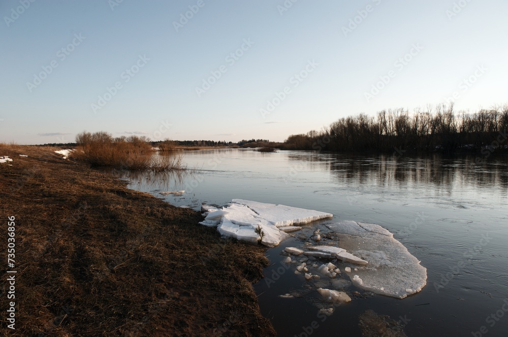 Obraz premium spring flood ice floe river sunset