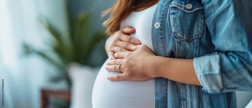 Mulher grávida tocando sua barriga em fundo azul, closeup - obrazy, fototapety, plakaty 