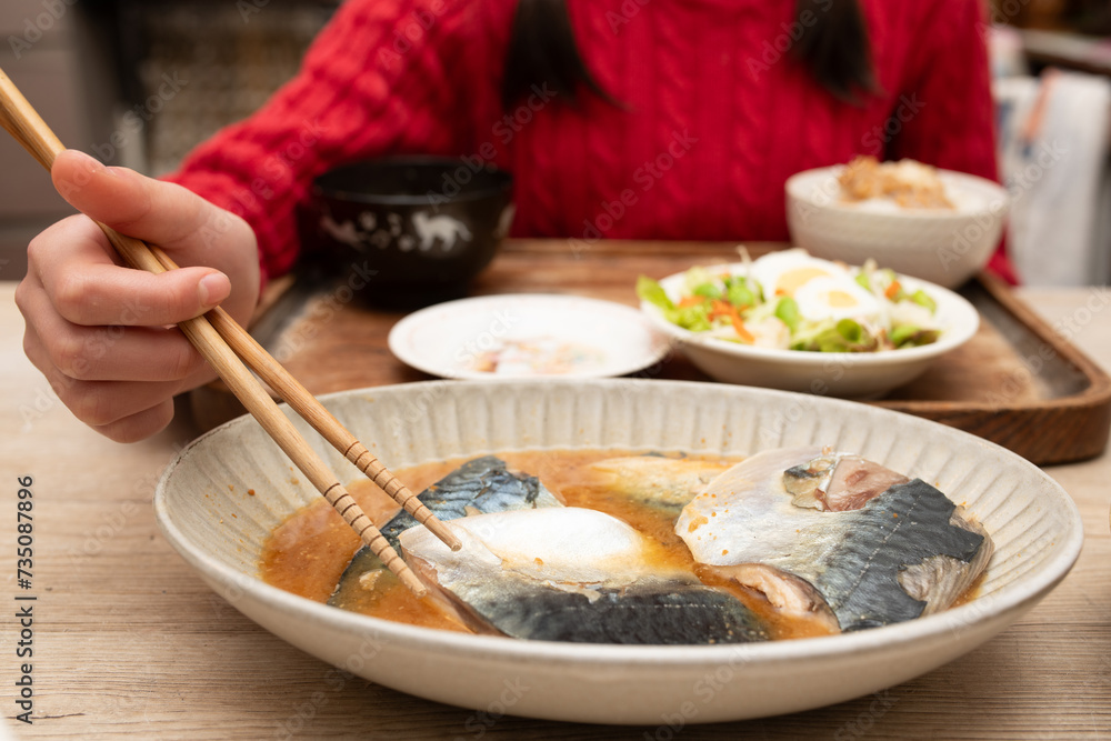 鯖の味噌煮を食べる子供の手元 鯖の味噌煮を食べる子供の手元