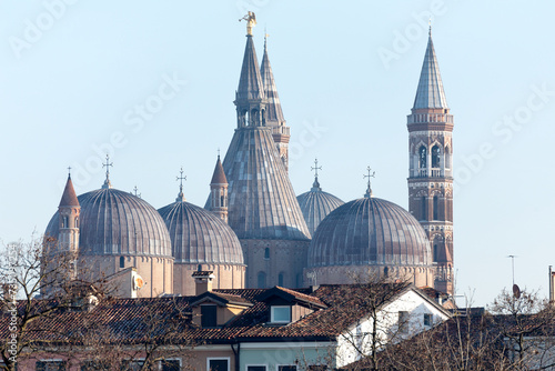 Le cupole della basilica di Sant Antonio di Padova emmergono dalla città