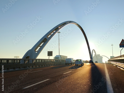 Ponte contemporano a struttura curva