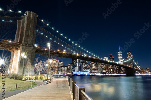 Fototapeta Naklejka Na Ścianę i Meble -  beleuchtete Brooklyn Bridge bei Nacht