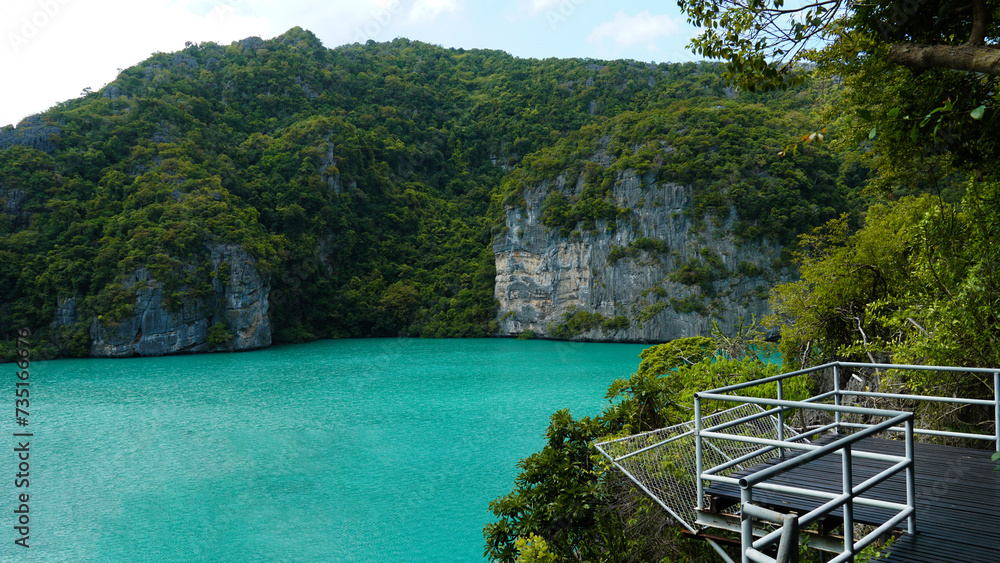 emerald-lagoon-or-blue-lagoon-picturesque-view-of-angthong-national